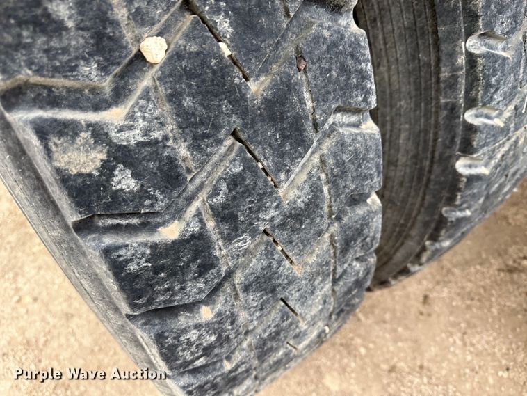 image for item DS8318 2011 Kenworth T800  semi truck