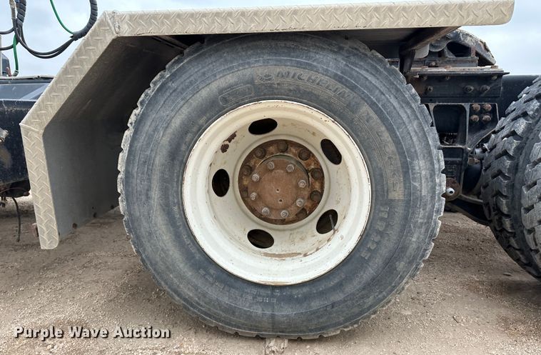 image for item DS8318 2011 Kenworth T800  semi truck