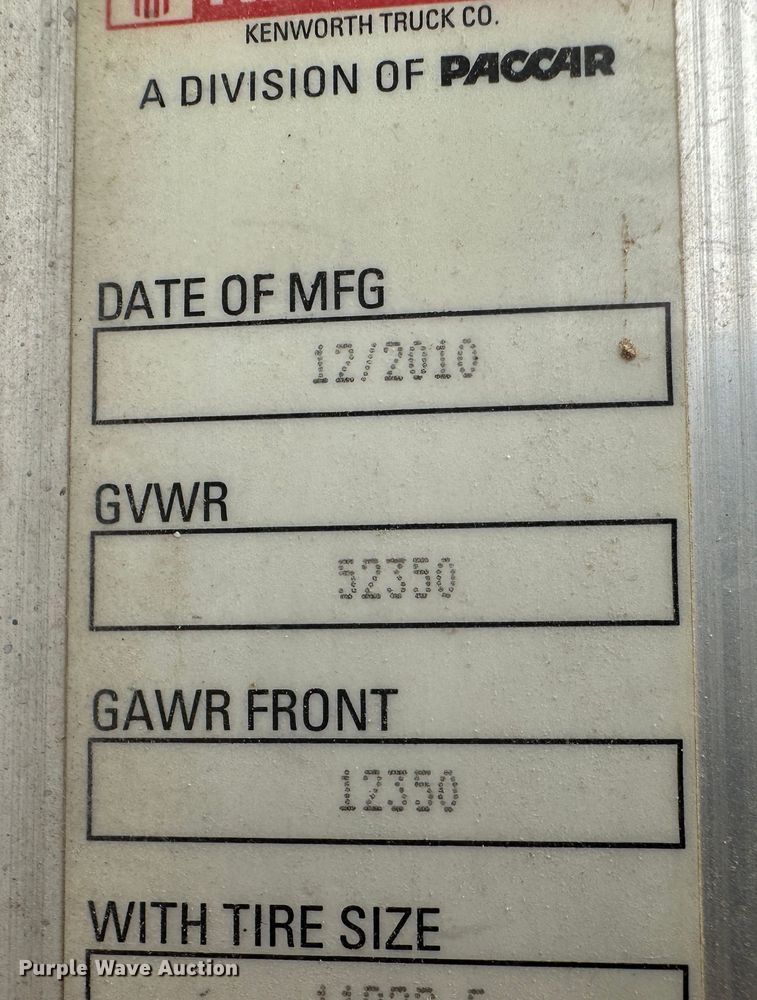image for item DS8318 2011 Kenworth T800  semi truck
