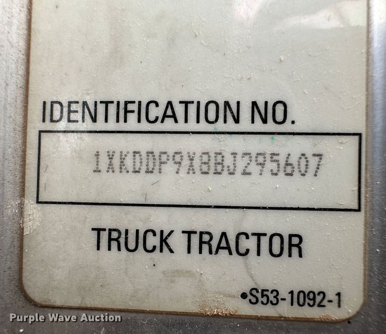 image for item DS8318 2011 Kenworth T800  semi truck