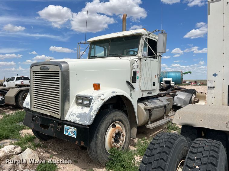 image for item DS8322 2007 Freightliner FLD  semi truck