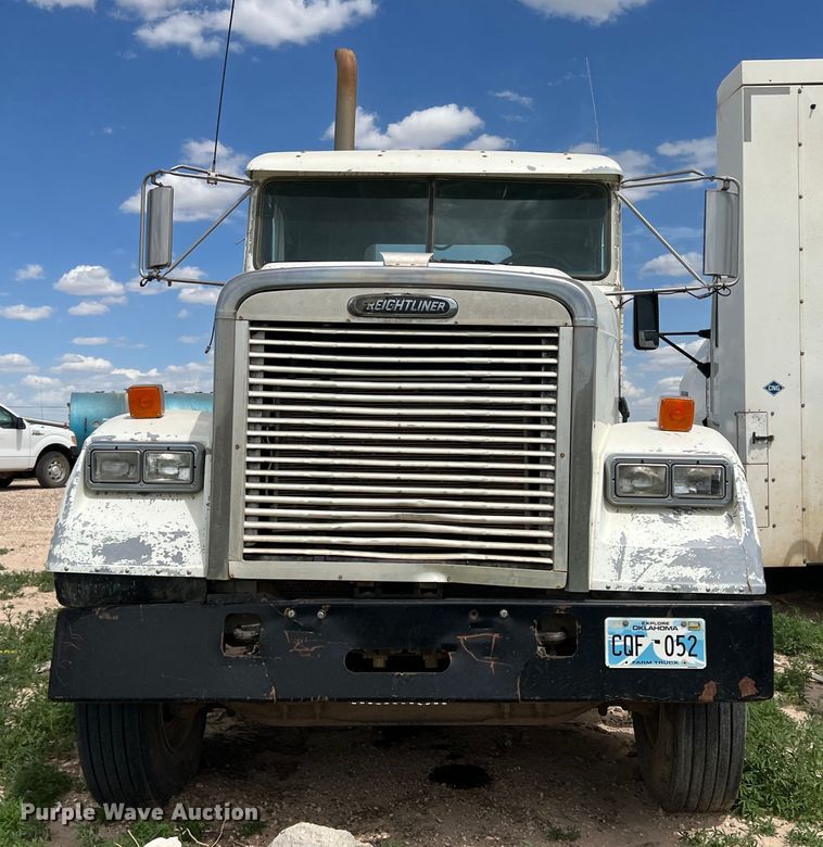 image for item DS8322 2007 Freightliner FLD  semi truck