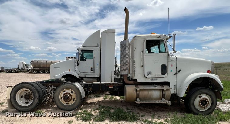 image for item DS8322 2007 Freightliner FLD  semi truck