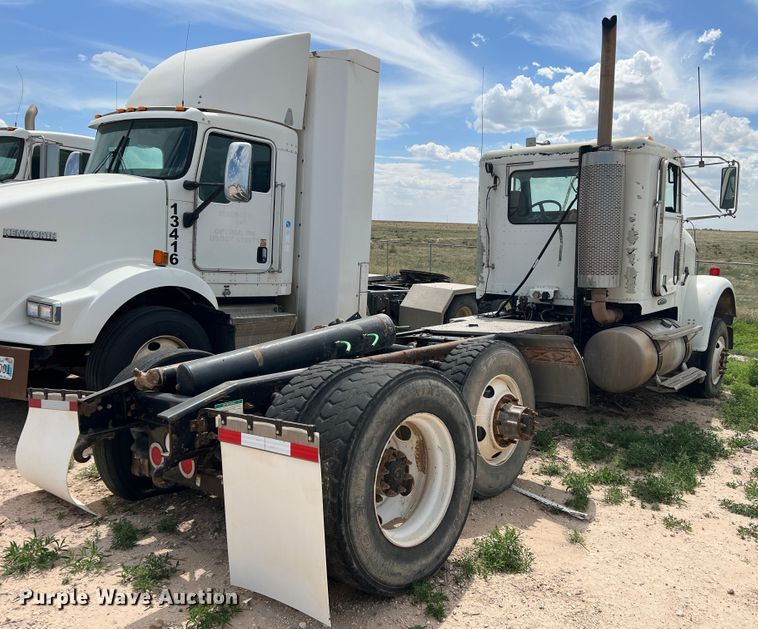 image for item DS8322 2007 Freightliner FLD  semi truck