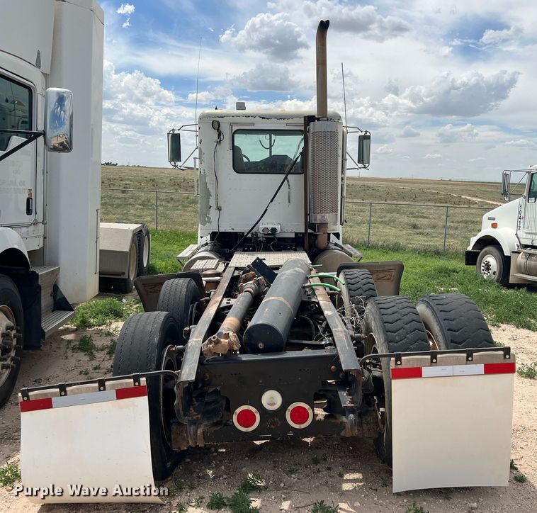 image for item DS8322 2007 Freightliner FLD  semi truck