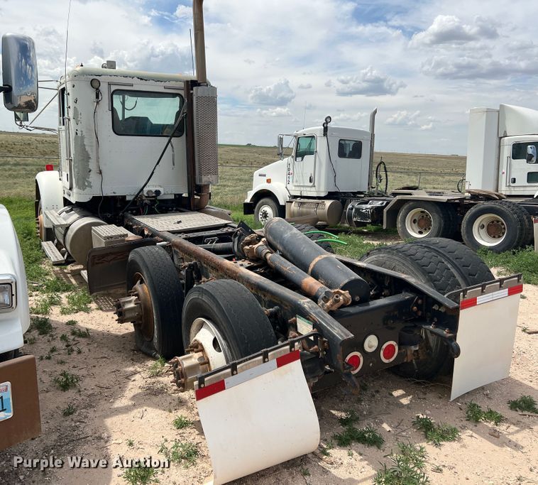 image for item DS8322 2007 Freightliner FLD  semi truck