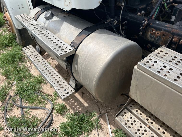 image for item DS8322 2007 Freightliner FLD  semi truck