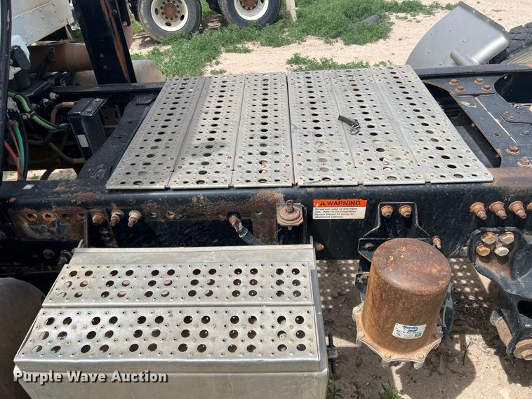 image for item DS8322 2007 Freightliner FLD  semi truck