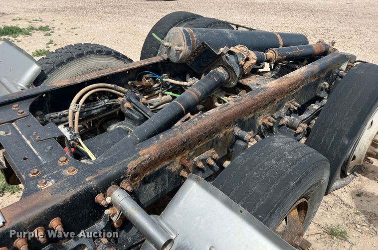 image for item DS8322 2007 Freightliner FLD  semi truck