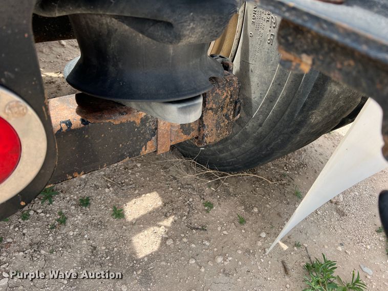 image for item DS8322 2007 Freightliner FLD  semi truck