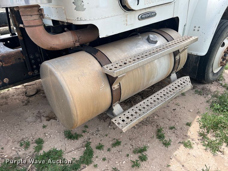 image for item DS8322 2007 Freightliner FLD  semi truck