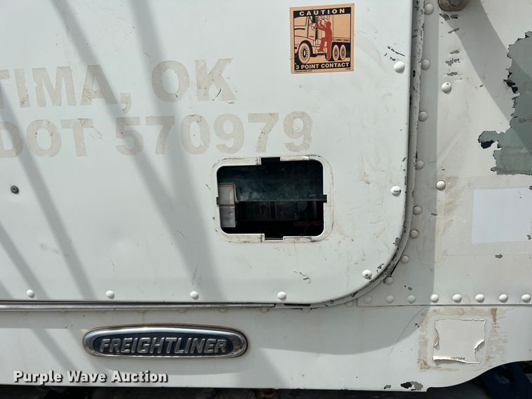 image for item DS8322 2007 Freightliner FLD  semi truck