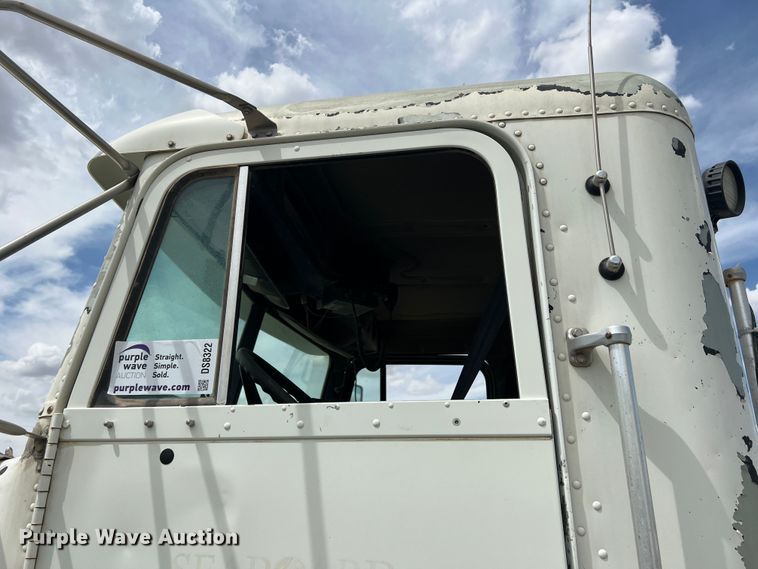 image for item DS8322 2007 Freightliner FLD  semi truck