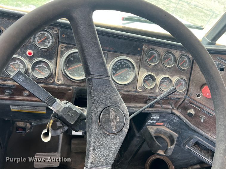 image for item DS8322 2007 Freightliner FLD  semi truck