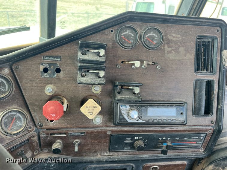 image for item DS8322 2007 Freightliner FLD  semi truck