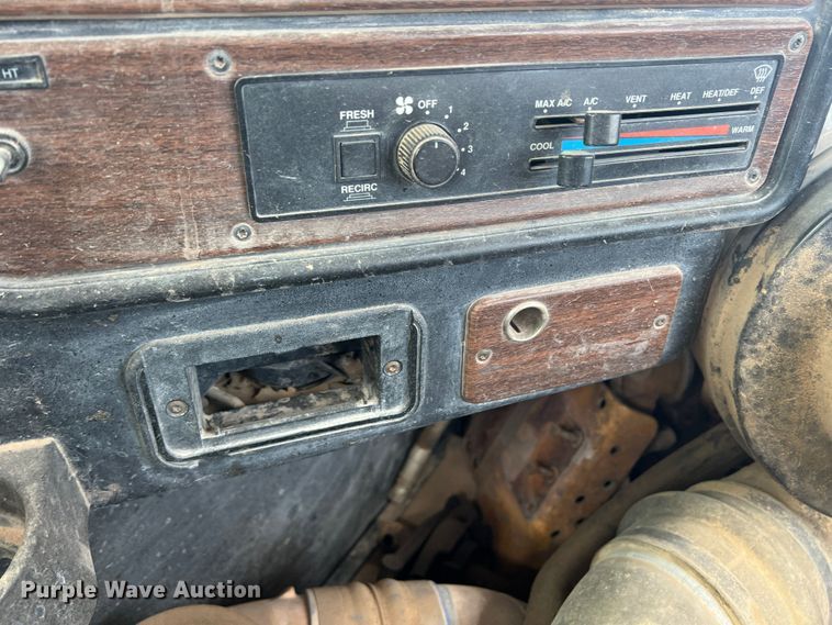 image for item DS8322 2007 Freightliner FLD  semi truck