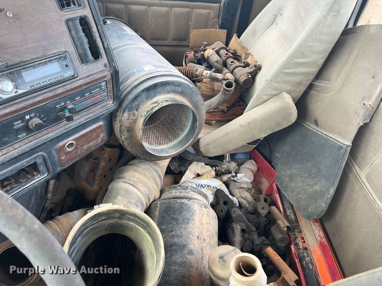 image for item DS8322 2007 Freightliner FLD  semi truck