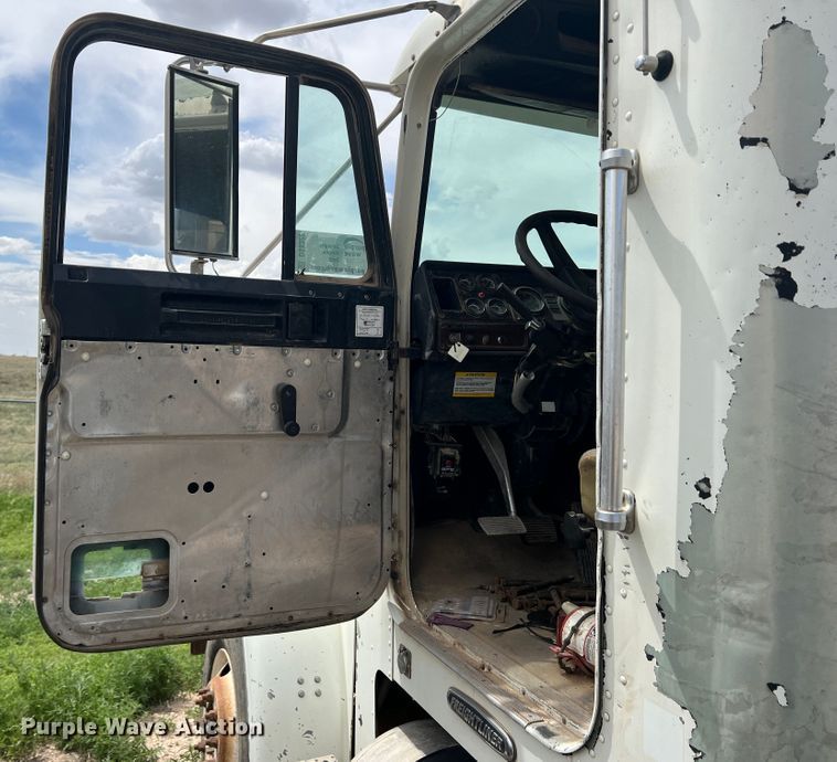 image for item DS8322 2007 Freightliner FLD  semi truck