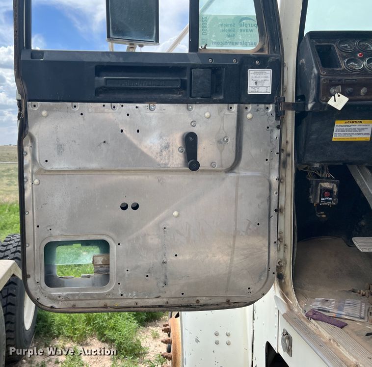 image for item DS8322 2007 Freightliner FLD  semi truck