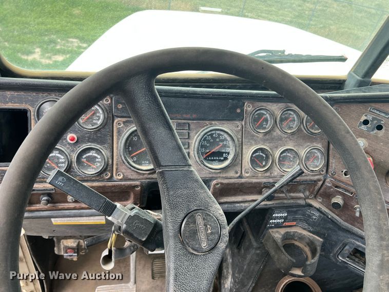 image for item DS8322 2007 Freightliner FLD  semi truck