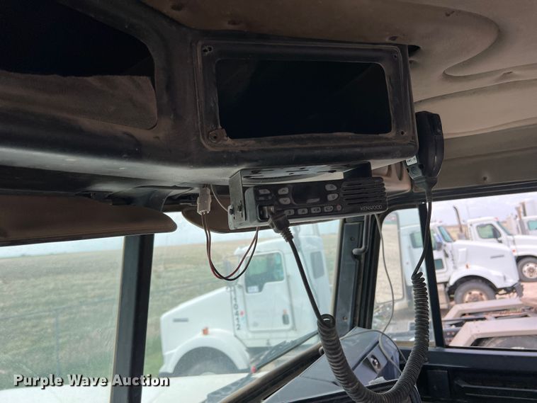 image for item DS8322 2007 Freightliner FLD  semi truck