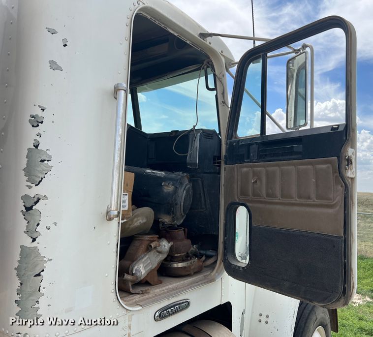 image for item DS8322 2007 Freightliner FLD  semi truck