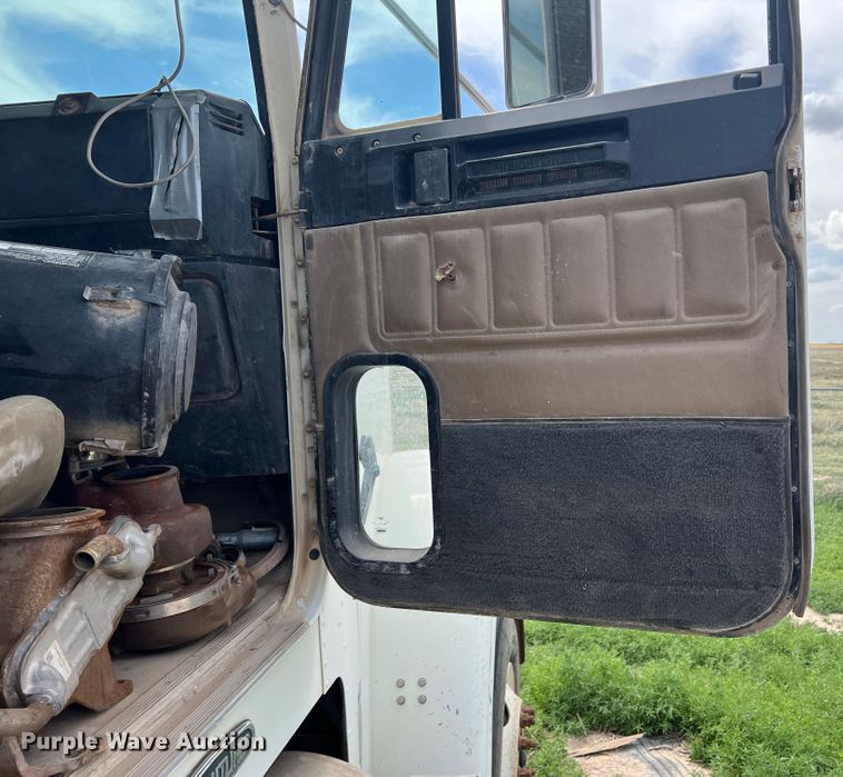 image for item DS8322 2007 Freightliner FLD  semi truck