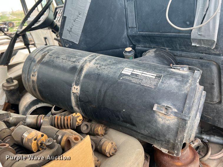 image for item DS8322 2007 Freightliner FLD  semi truck