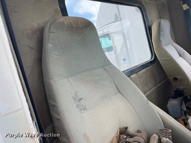 image for item DS8322 2007 Freightliner FLD  semi truck