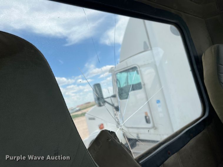 image for item DS8322 2007 Freightliner FLD  semi truck