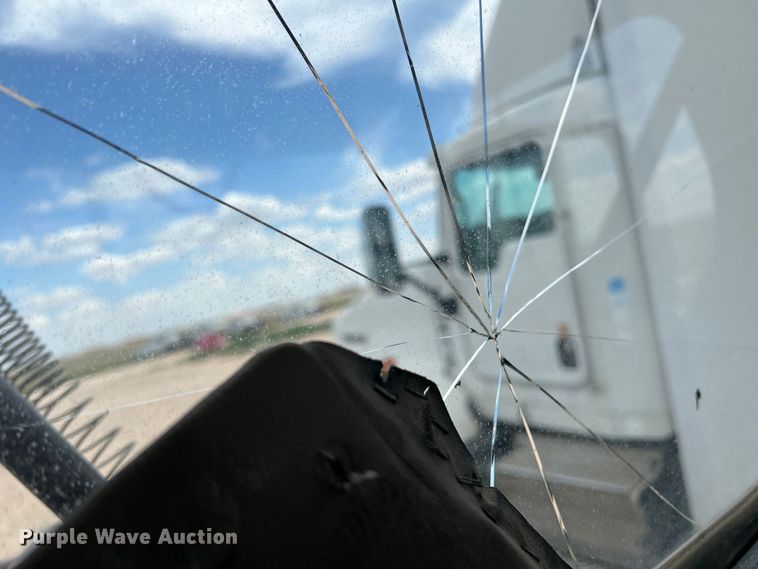 image for item DS8322 2007 Freightliner FLD  semi truck