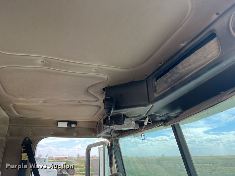 image for item DS8322 2007 Freightliner FLD  semi truck