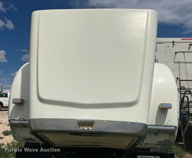 image for item DS8322 2007 Freightliner FLD  semi truck