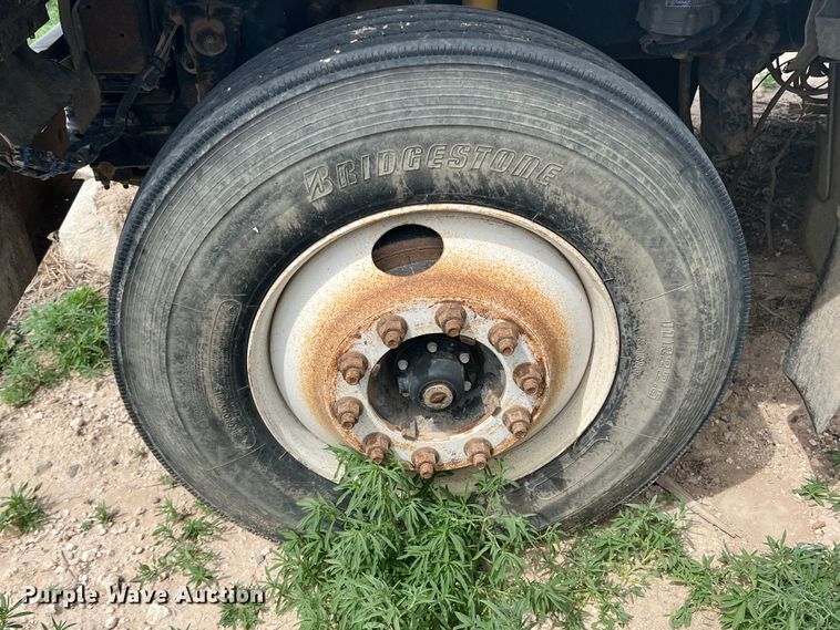 image for item DS8322 2007 Freightliner FLD  semi truck