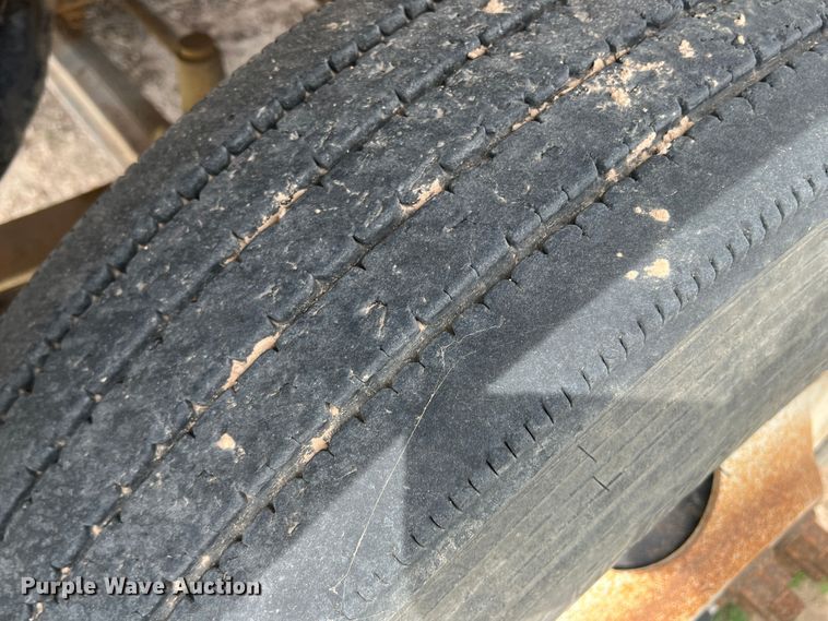 image for item DS8322 2007 Freightliner FLD  semi truck