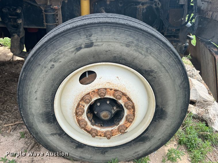 image for item DS8322 2007 Freightliner FLD  semi truck