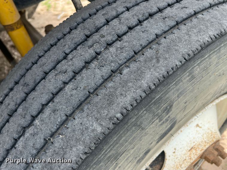 image for item DS8322 2007 Freightliner FLD  semi truck