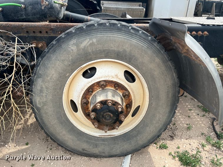 image for item DS8322 2007 Freightliner FLD  semi truck