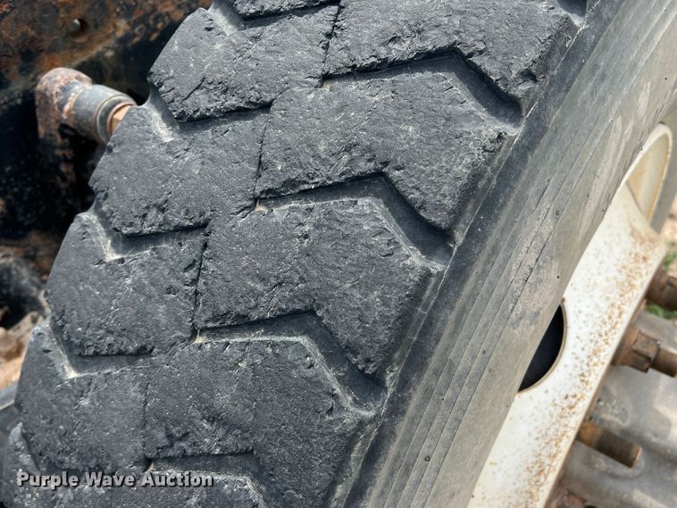 image for item DS8322 2007 Freightliner FLD  semi truck