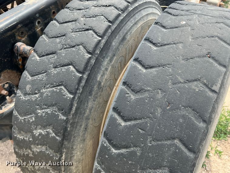 image for item DS8322 2007 Freightliner FLD  semi truck