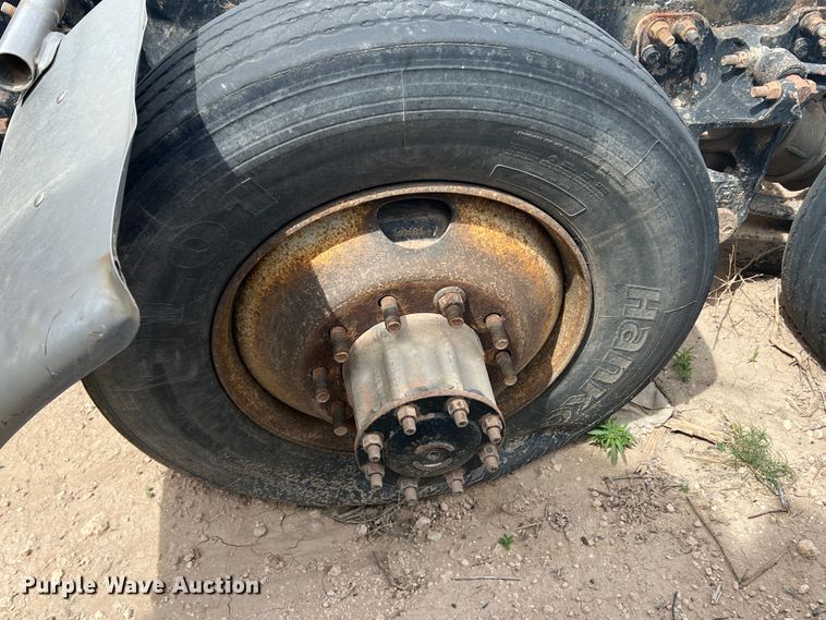 image for item DS8322 2007 Freightliner FLD  semi truck