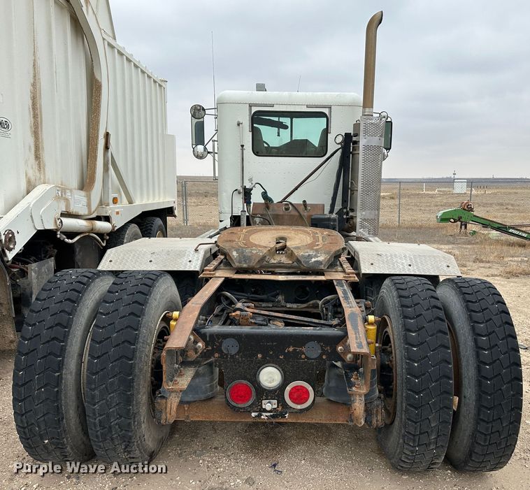 image for item DS8329 2008 Freightliner FLD  semi truck