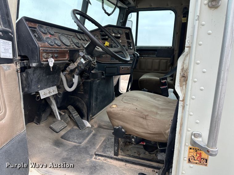 image for item DS8329 2008 Freightliner FLD  semi truck