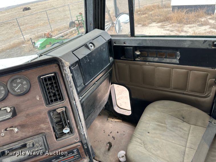 image for item DS8329 2008 Freightliner FLD  semi truck