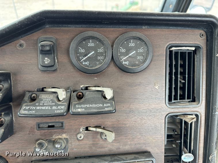 image for item DS8329 2008 Freightliner FLD  semi truck