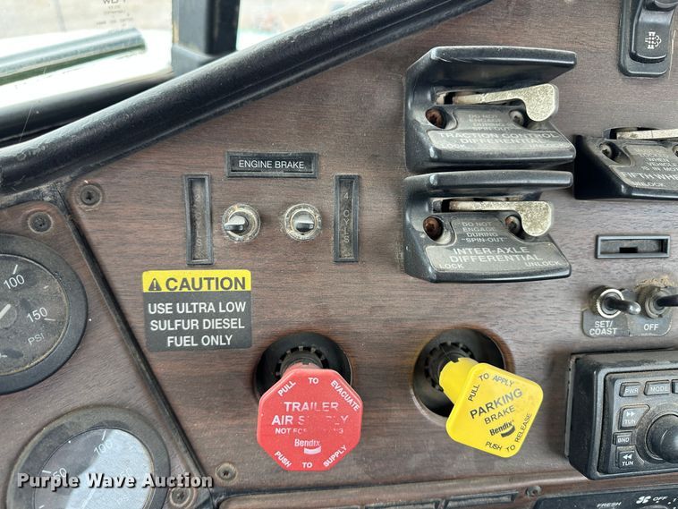 image for item DS8329 2008 Freightliner FLD  semi truck