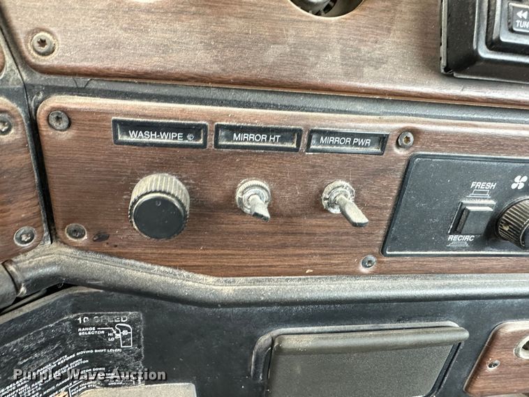 image for item DS8329 2008 Freightliner FLD  semi truck