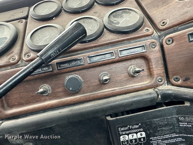 image for item DS8329 2008 Freightliner FLD  semi truck