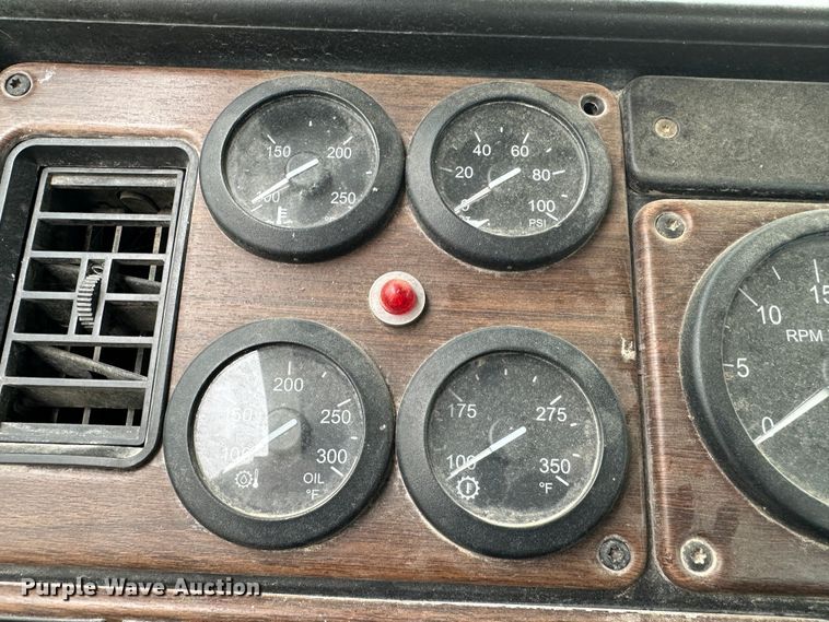 image for item DS8329 2008 Freightliner FLD  semi truck