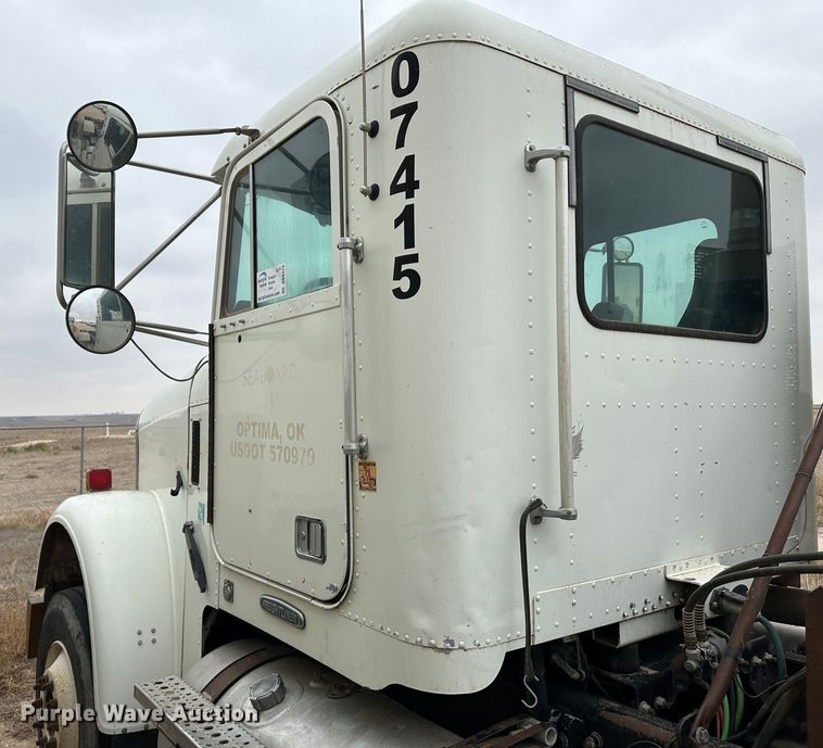image for item DS8329 2008 Freightliner FLD  semi truck